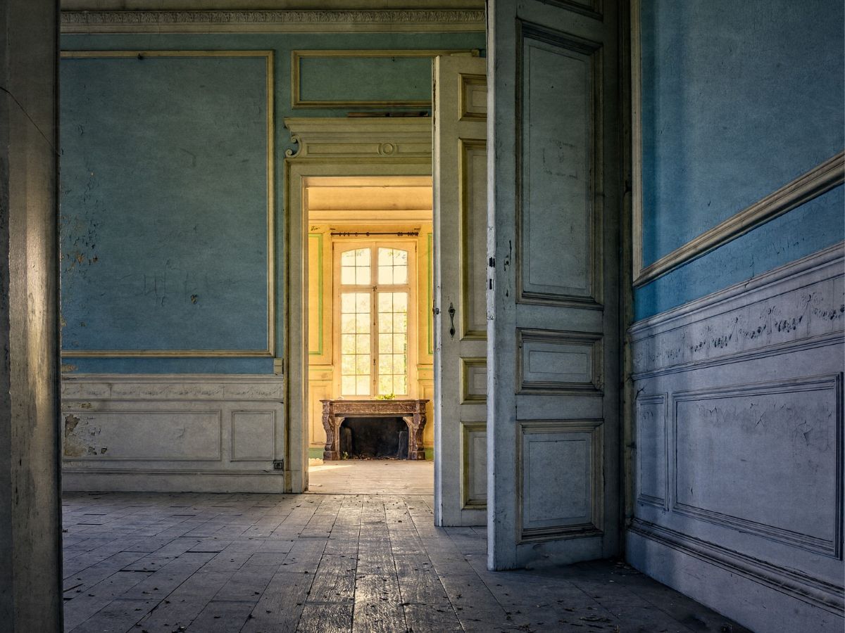 3 Intriguing Ghost Stories of Abandoned Homes